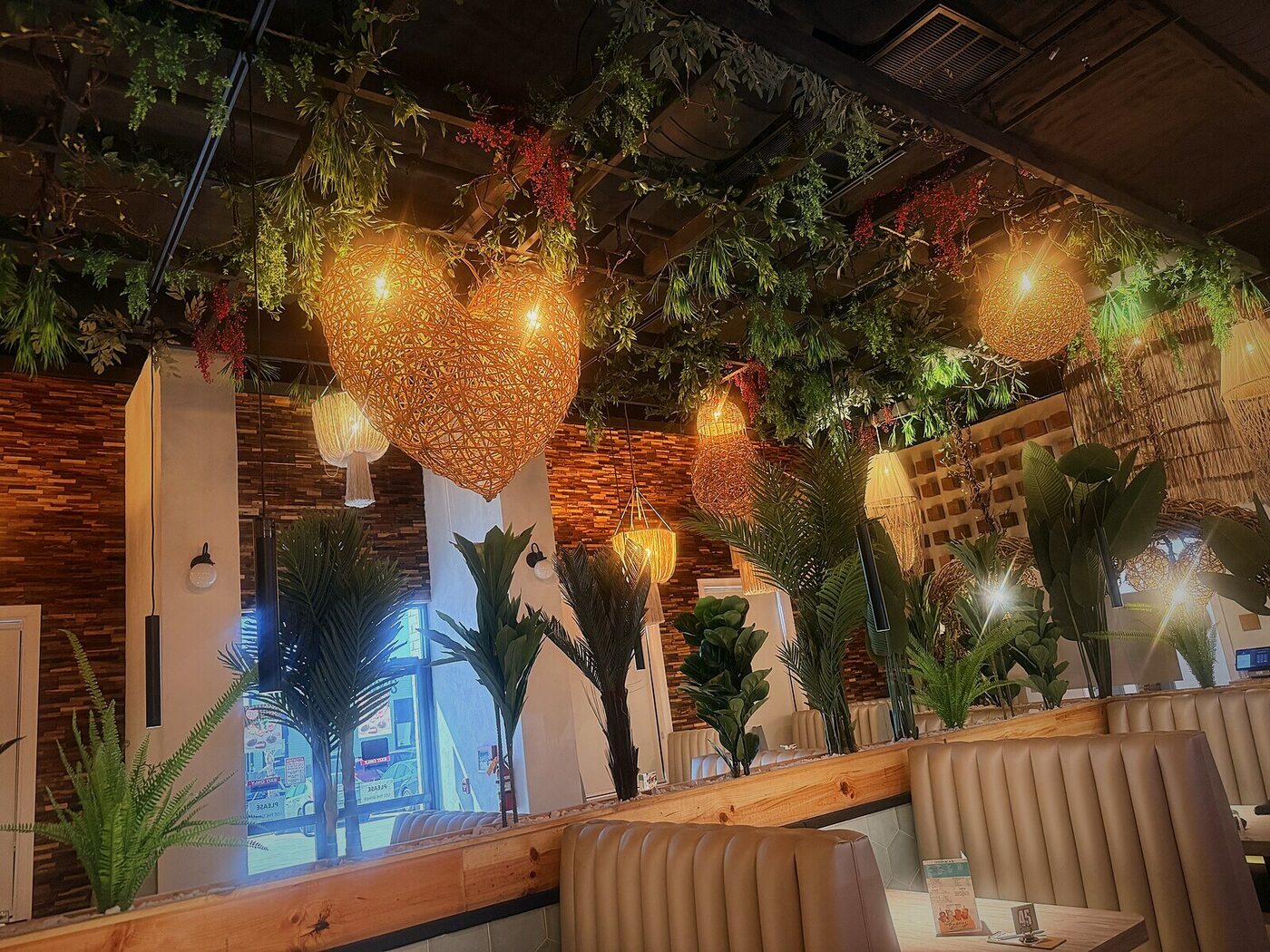 Barra y booths instalados en restaurante mexicano
