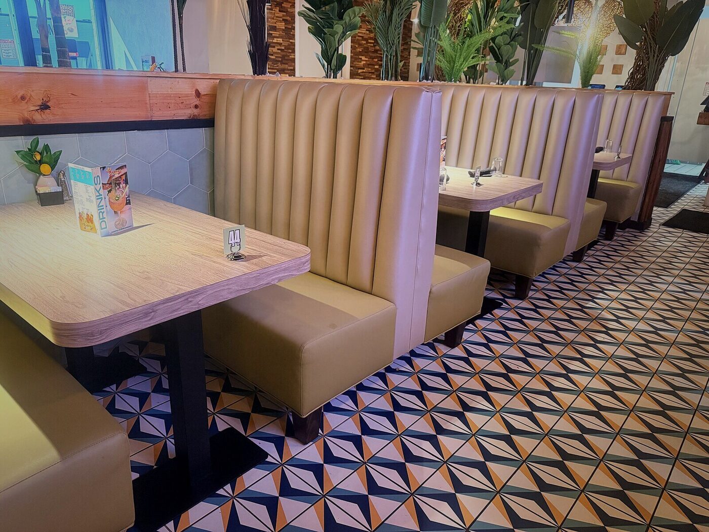 Booths de madera tapizados instalados en restaurante