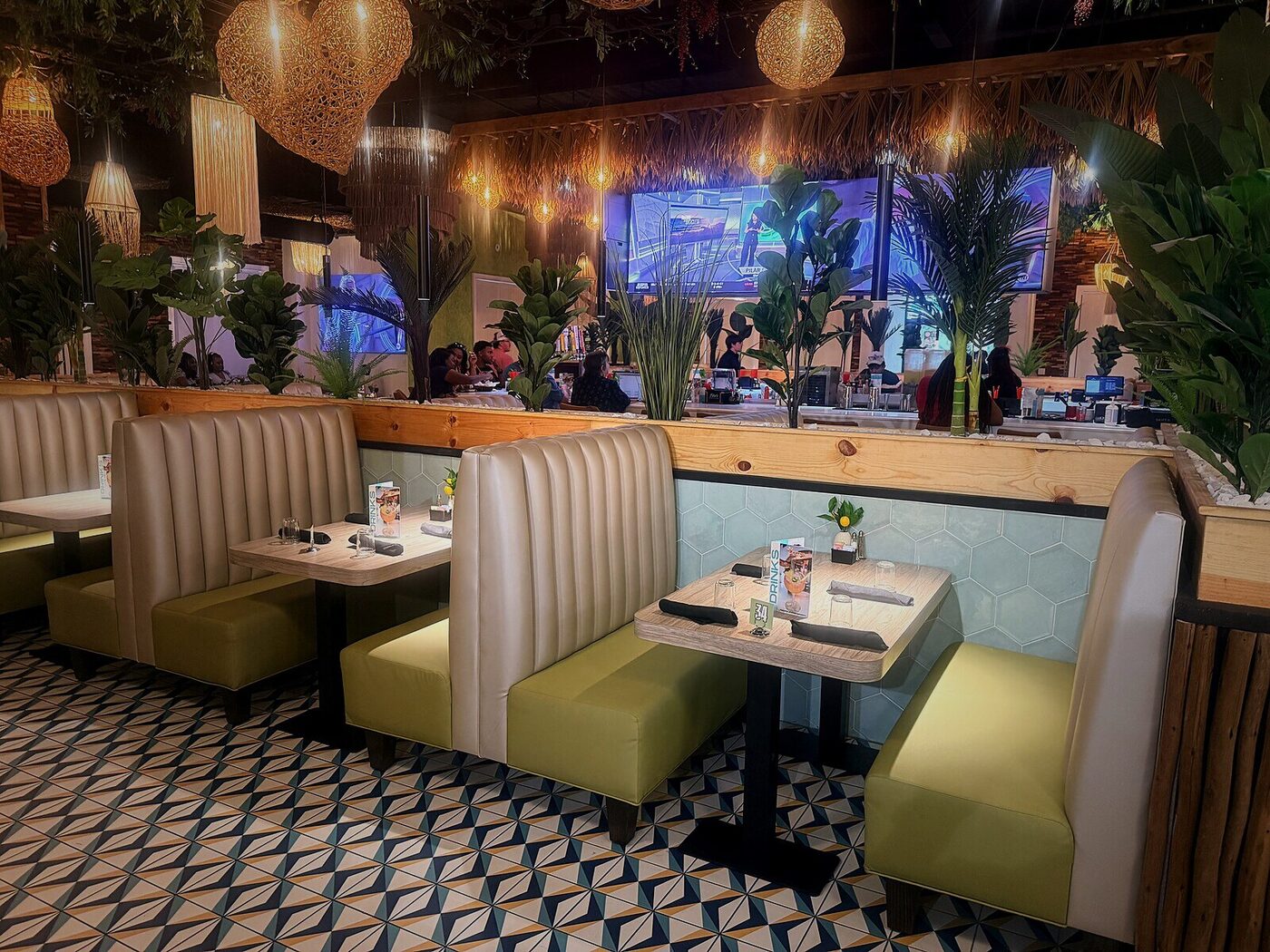 Salón con lámparas tejidas y decoración mexicana