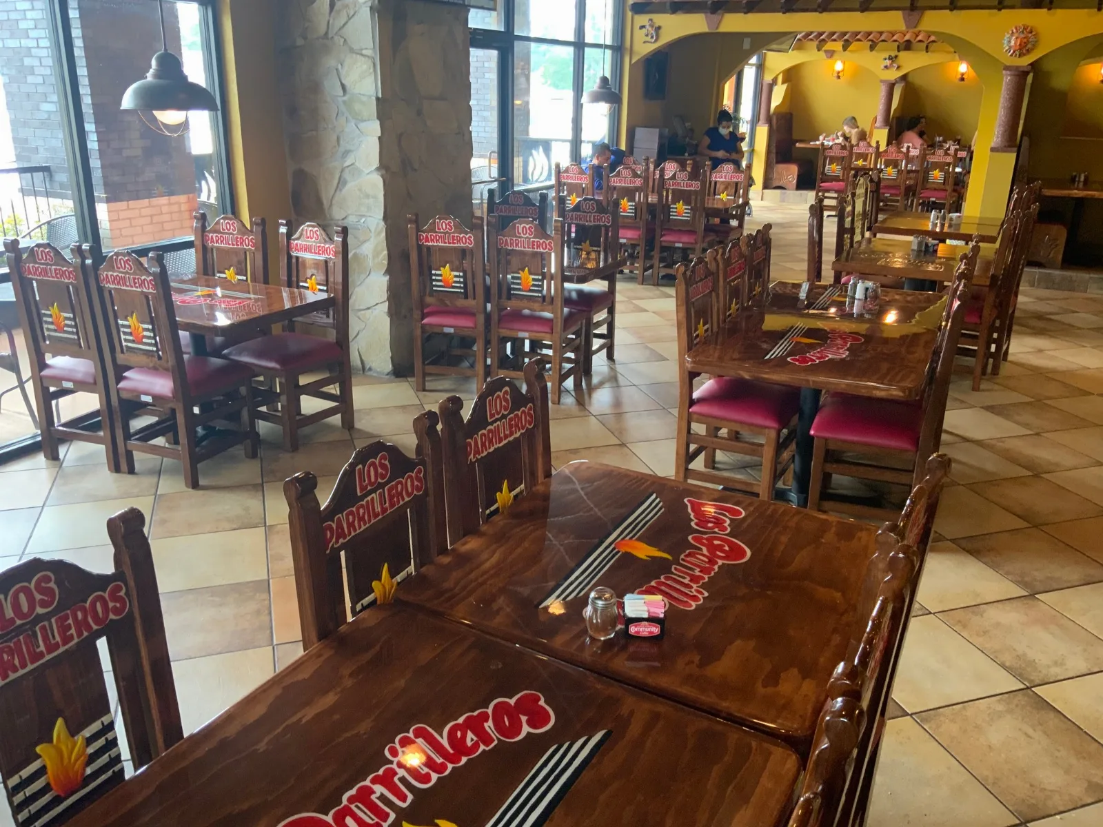 Muebles artesanales de madera hechos a mano en Tonalá, Jalisco
